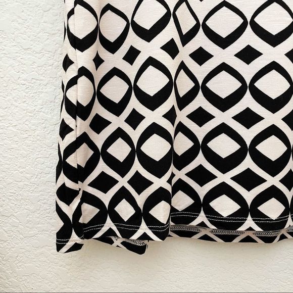 LuLaRoe “Olive” Style Tulip Sleeve Top with Geometric Print, Cream & Bla… - Picture 3 of 8